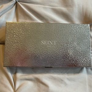 Seint lip and cheek colors and bronzers. Compact included in price